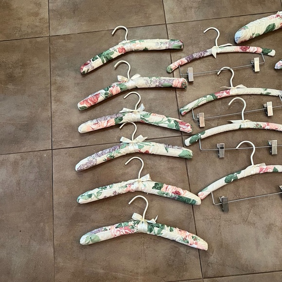 Set of 15 Gently Used Padded Hangers in Vintage Cabbage Rose Cotton Fabric - Picture 3 of 12